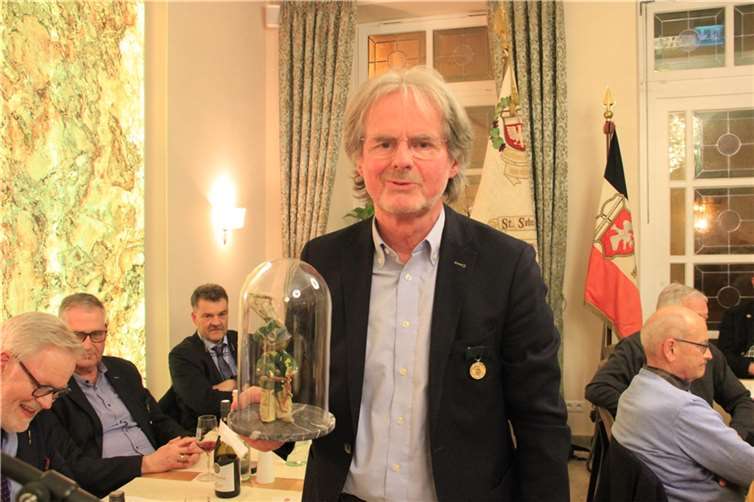 Museumsleiter Werner Kathe mit einer Flut-Figur der Schützenkrippe.