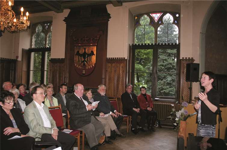 Museumsleiterin Agnes Menacher (rechts) begrüßte die Vernissage-Gäste im Schloss, besonders die Künstler Rolf Stolz und Prof. Dr. Kurt Roessler (erste Reihe, 2. und 3.v.l.). HG