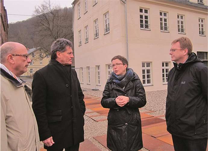 Museumsleiterin Barbara Friedhofen gibt einen Überblick über die wechselvolle Geschichte der Sayner Hütte (v. re.): Werner Prümm, Geschäftsführer der Stiftung Sayner Hütte, Barbara Friedhofen, Detlev Pilger MdB und Bürgermeister Michael Kessler.