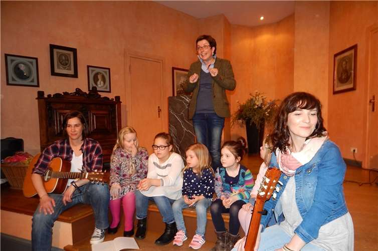 Museumsleiterin Barbara Friedhofen stellte Sandra Gippert und Anne Gerharz vor, die anschließend mit den Kleinen einige Lieder aus der CD zum Besten gaben. GM