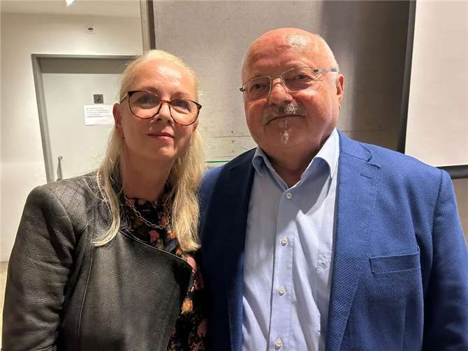 Mit dem Heißluftballon in die Freiheit Museumsleiterin Heike Hollunder mit Referent Günter Wetzel in der Dokumentationsstätte Regierungsbunker. Foto: privat