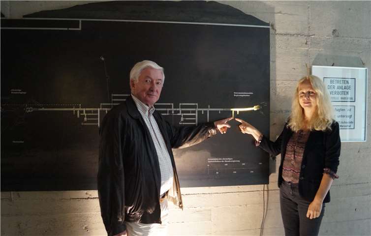 Museumsleiterin Heike Hollunder und erster Vorsitzender des Heimatvereins Hans Georg Klein weisen den Weg zum neuesten Rückkehrer, der Bunker-Badewanne.Fotos: SEL