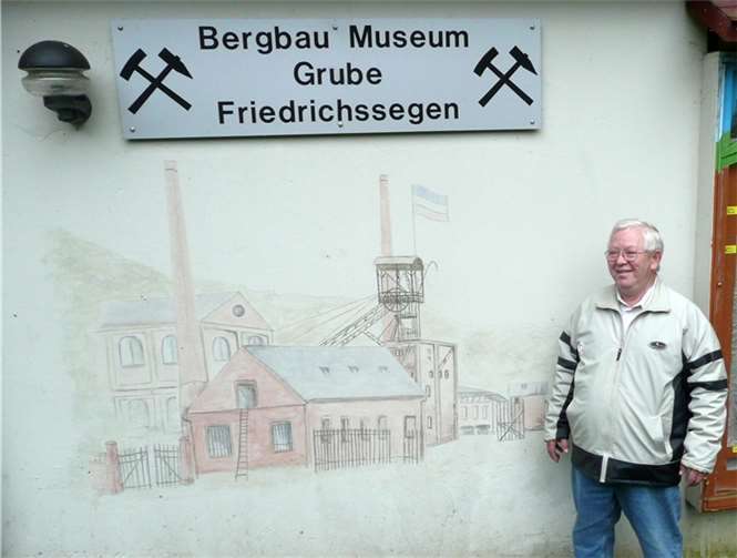 Museumswart Egon Korn vor dem kleinen aber feinen Bergbaumuseum in Friedrichssegen.Bernd Geil/Stadtverwaltung Lahnstein