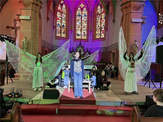 Musical-AG verzaubert in historischer Kulisse: Ein musikalisches Abenteuer in der Kirche.