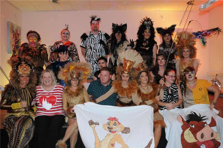 Musical König der Löwen; in der Mitte Ortsbürgermeister Florian Schäfer.