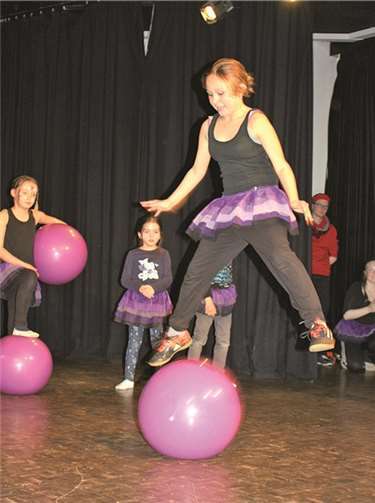 Musik, Sketche und Akrobatik: Die Kinder begeisterten das Publikum bei der abschließenden Zirkusvorstellung.