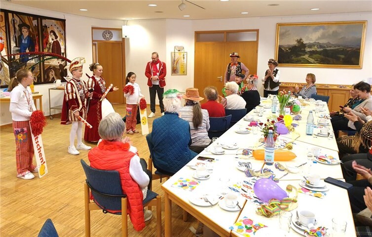 Musik, Tanz und Karneval: Kinderprinzen begeistern die Gäste.  Foto: Klaus Krumscheid