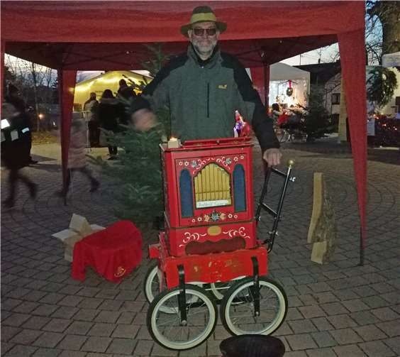 Musik aus der Drehorgel ließ gemütliche Stimmung in der Abenddämmerung aufkommen.