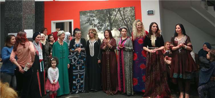 Musik aus unterschiedlichen Kulturkreisen sorgte für eine prall gefüllte Tanzfläche.