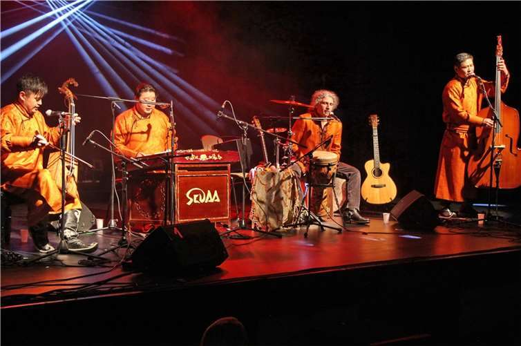 „Musik der Welt“ wird am 16.11.2024 beim dann schon 34. Kleinkunstfestival Folk & Fools in der Stadthalle Montabaur zu erleben sein – wie auf dem Foto bei einem früheren Gastspiel der Gruppe „Sedaa“ aus der Mongolei und dem Iran.  Foto: Kleinkunstbühne