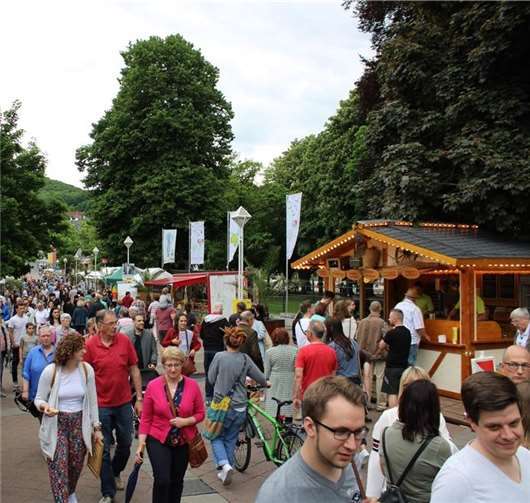 Musik, ein tolles Bühnenprogramm und der verkaufsoffene Sonntag sollten für ein Mega-Wochenende sorgen. Foto: Werbegemeinschaft Aktivkreis Bad Neuenahr-Ahrweiler e.V.