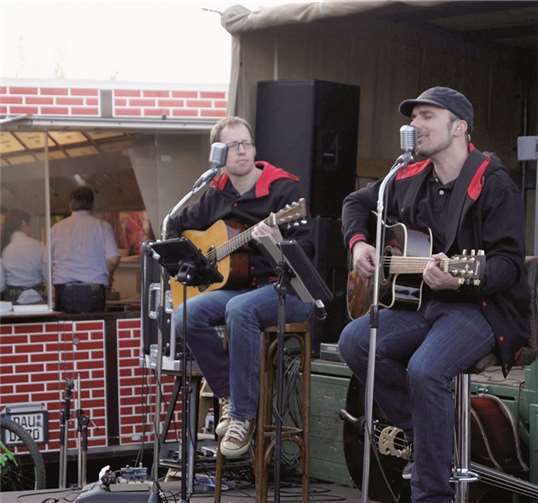 Familiensonntag lockte Massen an Musik lieferte die Band „akustikr“ aus Zilshausen. Die drei Musiker aus dem Hunsrück bieten gepflegten Rock.