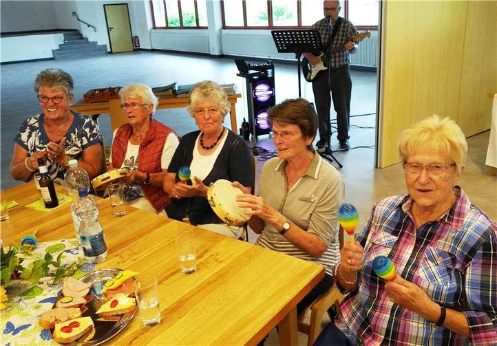 Musik macht noch mehr Spaß, wenn man selbst mitmacht: In diesen Genuss kommen dank der Förderung jetzt auch die Senioren des monatlichen Treffs in Kleinmaischeid.