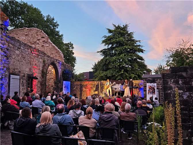 Musik und Ambiente im Einklang: Das Duo „Birds of a Feather“ begeisterte auch in diesem Jahr im Florinshof in Obermendig. Foto: Julia Schweitzer/VG-Verwaltung Mendig