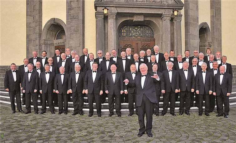 Musik- und Chordirektor Werner Lohner mit seiner renommierten Chorgruppe Lohner.