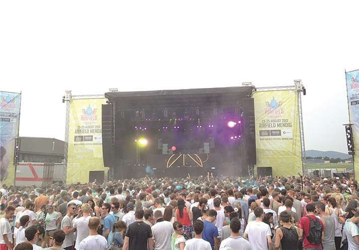 Musik und Fans bei „Holi in Colors“ auf dem Airfield Mendig. privat