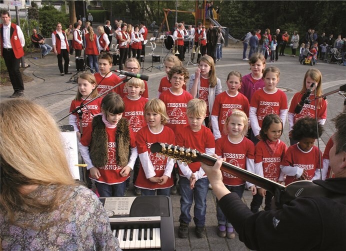 Musik und Gesang begleiteten das Fest. Die „Zessener Bengel“ sind der „lebende Beweis“ für eine intakte Nachwuchsförderung der Vereine.Rü