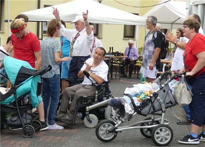 Musik und Tanz im Klosterhof. Besucher und Klosterbewohner hatten gemeinsam viel Spaß.