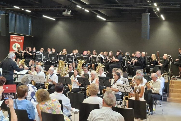 Musik verbindet: Das zeigte das britische Brackley Wind Orchestra bei einem Konzert gemeinsam mit den Gelbachtaler Musikanten und dem Musikverein Holler.