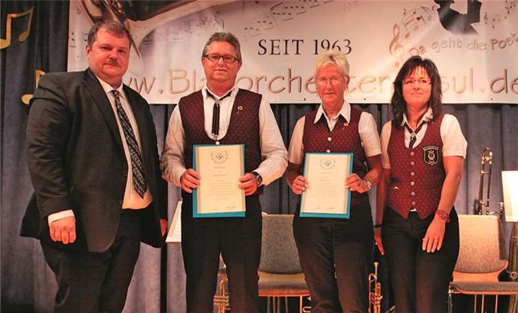 Musik verbindet: Den Ehrenbrief für 40 Jahre aktives Musizieren erhielt das Ehepaar Petra und Manfred Marner.