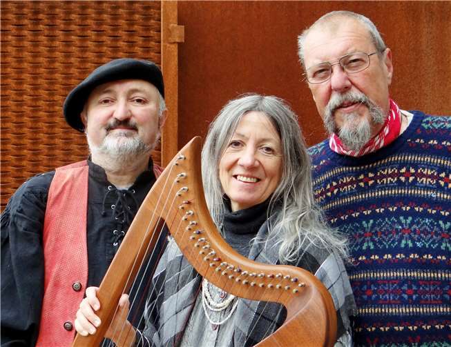 Musik vom Shamrock Duo und Bildprojektionen von Rolf Henrici begleiten die Geschichten. Fotos: privat