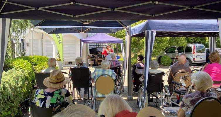Musik vor den Fenstern des Villa Romantica Seniorenzentrums in Niederzissen …