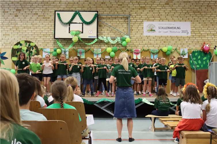 Musik wird an der Waldschule großgeschrieben. Beim Schulfest brachten sich alle Jahrgangsstufen musikalisch ins Programm ein. Die Klassen 2a-c eröffneten die Feierstunde mit einem Flötenstück. Foto: VG Montabaur / Christina Weiß)