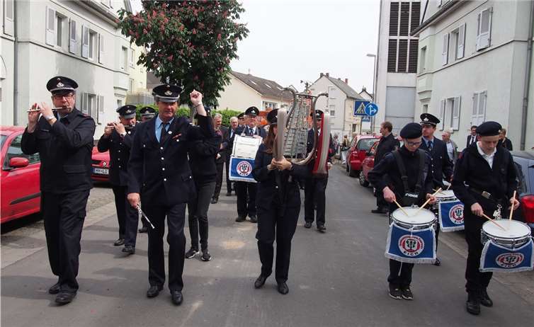 Musikalisch begleitet vom Spielmannszug der Löscheinheit Eich marschierte die Städtische Freiwillige Feuerwehr Andernach zur Pfarrkirche St. Peter, um dort die Floriansmesse zu feiern. UBU