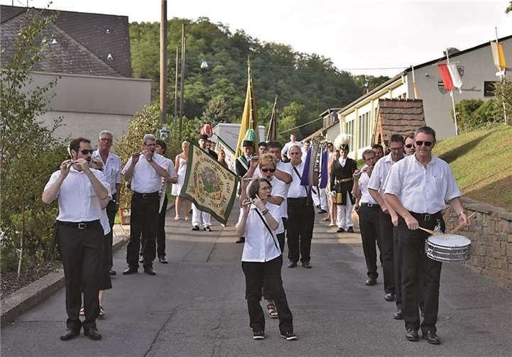 Musikalisch begleitet vom Tambourcorps zog am Sonntag der Festzug durch den Ort.