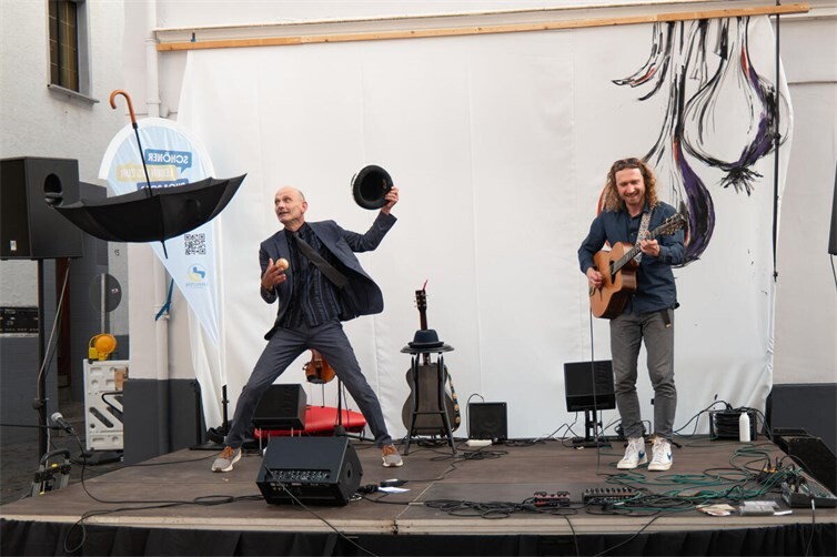 Musikalisch begleitet von Alexander „Sobo“ Sobocinski an der Gitarre sorgte der Moderator mit atemberaubender Jonglage für beste Unterhaltung.