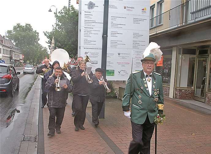 Musikalisch begleitet von den Musikfreunden zogen die Schützen und Bürger zum Schützenhaus.
