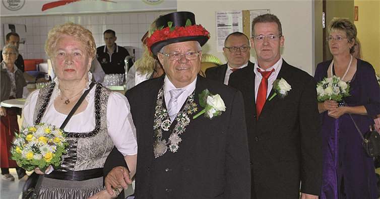 Musikalisch begleitet wurde die stattliche Festgesellschaft im Königszug vom Tambourcorps.