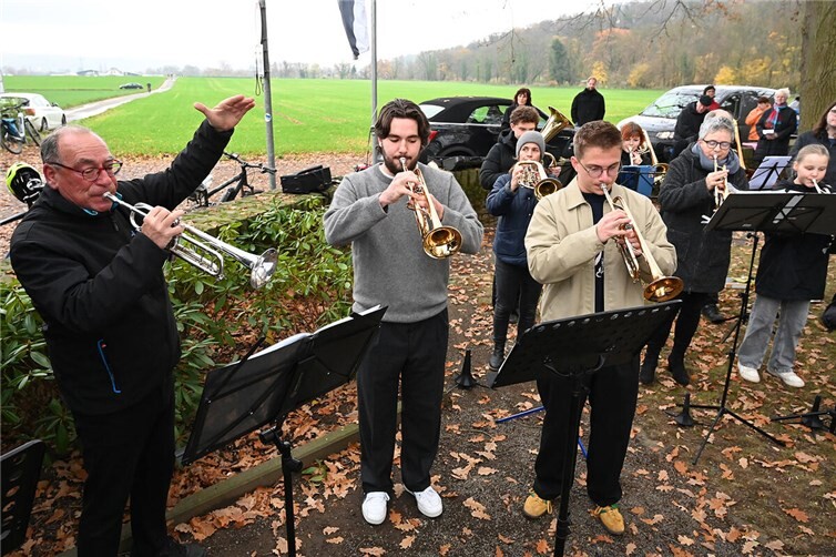 Musikalisch begleitete der Posaunenchor der Evangelischen Kirchengemeinde Bad Neuenahr sowie die Chorgemeinschaft Bad Bodendorf-Sinzig-Weistum die Veranstaltung.
