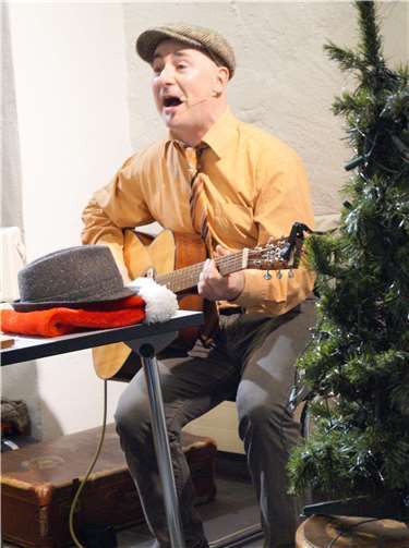 Musikalisch begleiteteer sich selbst auf der Gitarre.