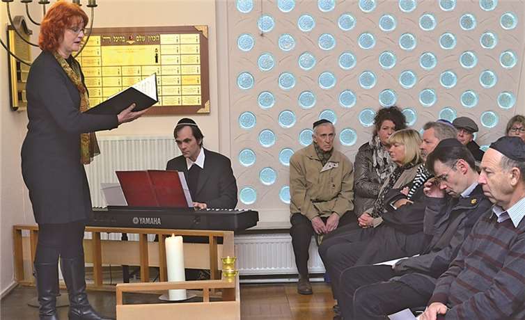 Musikalisch begleiteten Stefanie Maltha und P. Alban Rüttenauer die Gedenkstunde.