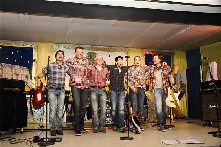 Musikalisch heizten „De Köbesse“ dem Publikum ein.