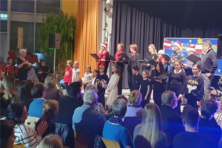 Musikalisch inszenierte Weihnachtsbräuche stimmten auf die festliche Zeit ein. Foto: Kreismusikschule / Christian Gansemer