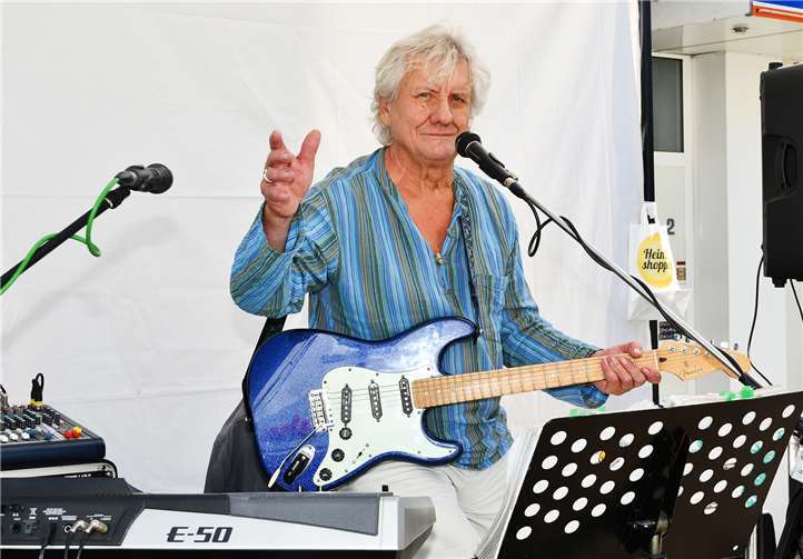 Musikalisch sorgte Chris Knabe auf dem Markt für eine gute Unterhaltung.