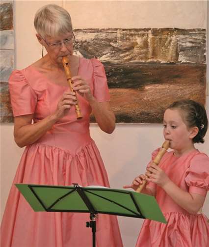 Musikalisch umrahmten Brigitte Birth und Anna Piel die Vernissage.