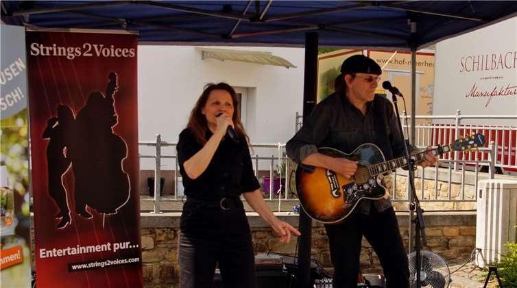 Musikalisch umrandet wurde der Nachmittagdurch das Duo Strings2Voices.