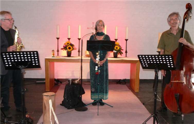 Musikalisch und rezitativ erläuterten (v.l.) Peter Trier-Hesse, Bettina Oehm und Wolfgang Oehm die Bedeutung der „Perlen des Glaubens“. Gemeinde Wachtberg/mf