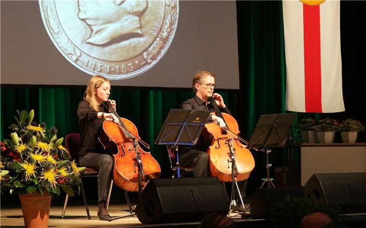 Musikalisch untermalt wurde die Verleihung von Daphne Welsch und ihrem Vater Stefan Welsch auf dem Violoncello.