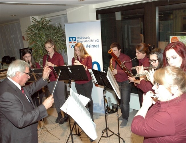 Musikalisch untermalt wurde die Vernissage vom Holz-Ensemble des Stadtorchesters Adenau mit ihrem Dirigenten Harrie Boers.