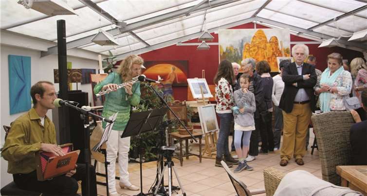 Musikalisch verzauberten mit Klangpoesie Cordelia Loosen-Sarr auf verschiedenen Flöten und Michael Duske unter anderem mit Obertongesang und eigenen Gedichten die Vier-falt-Vernissage-Gäste. Gemeinde Wachtberg