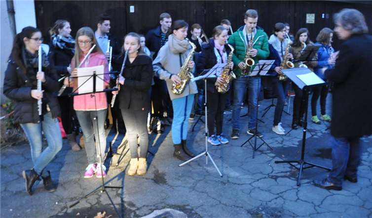 Musikalisch wurde der Schweigeweg durch die Big Band des Megina Gymnasiums unter Gerd Schlaf unterstützt.