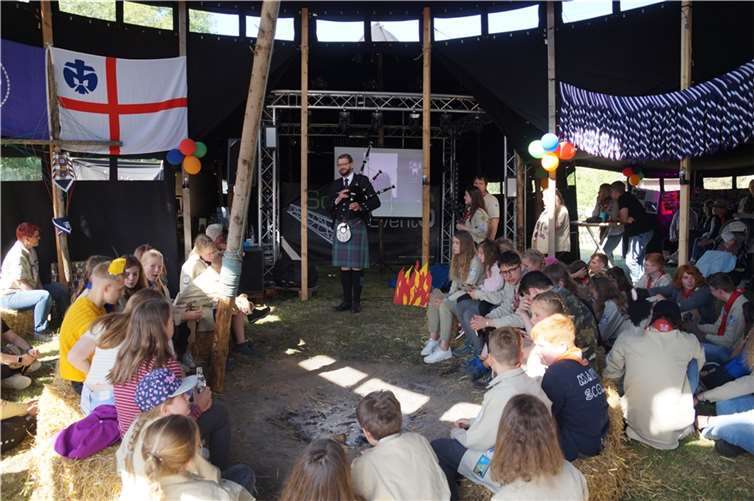 Musikalische Einstimmung auf den Videocall mit Schottland in der Jurtenburg.