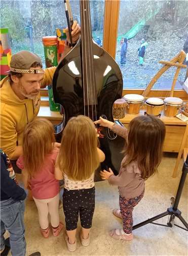 Musikalische Entdeckungen in der Kita Don Bosco. Foto: Hannelore Zils