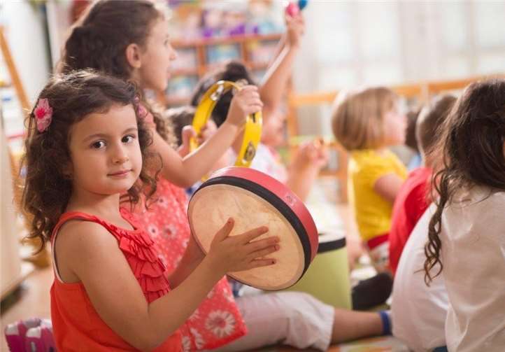 Musikalische Früherziehung bildet Motorik, Sprache, Sinneswahrnehmung und Kommunikation aus.Foto: KMS