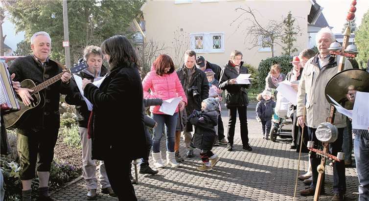 Musikalische Gratulation der Nachbarn vor dem Haus des Jubilars. privat