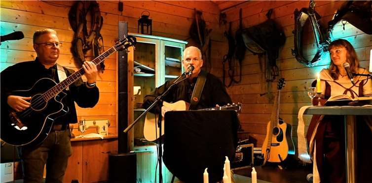 Musikalische Lesung mit Christiane Flock, Marco Wrobel und Joachim Archie Grams am 8. Juli in der Nickenicher Kulturscheune.  Foto: Jes Moments Fotografie)